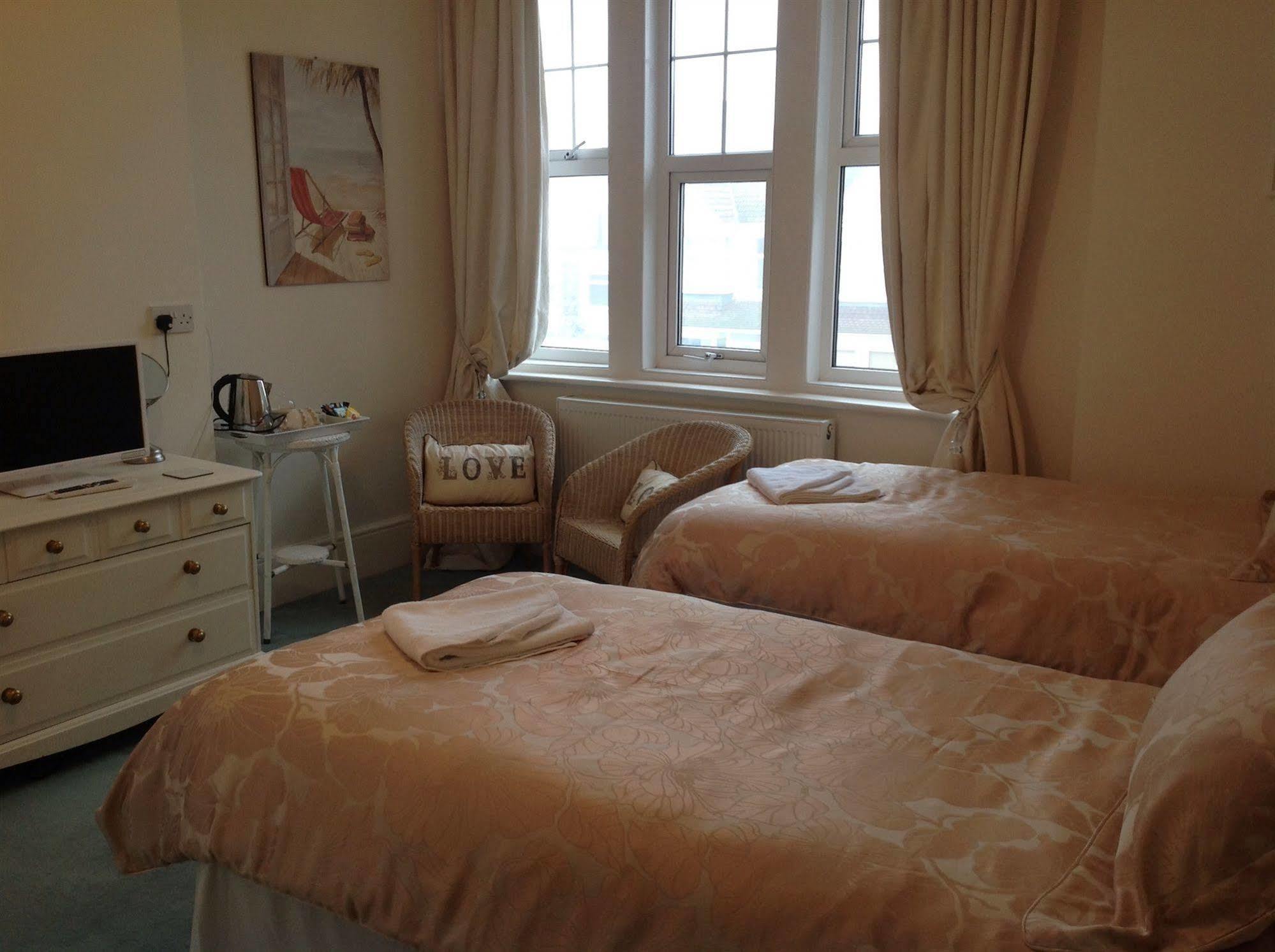 Bed and Breakfast Bassets House AEGON International Exteriér fotografie